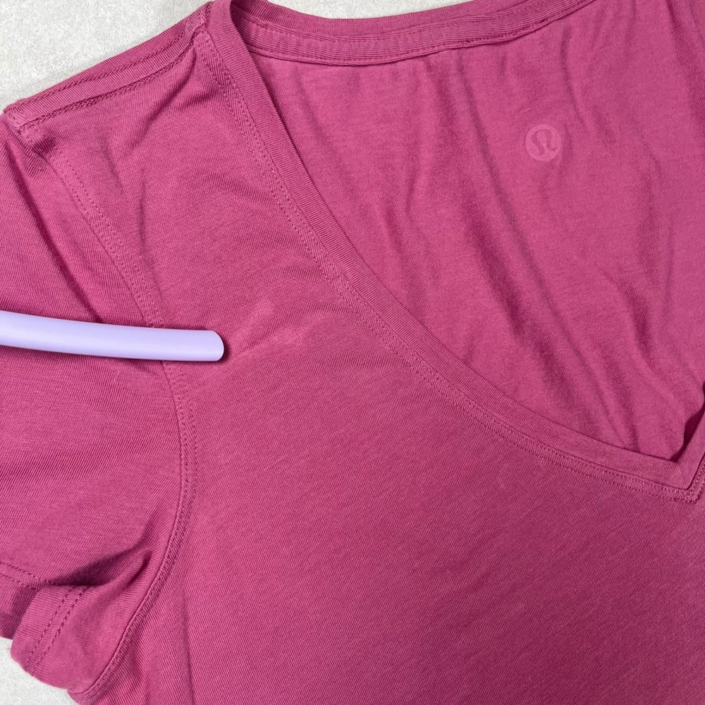 Lululemon Love Tee V-Neck Shirt Womens Size 6 Berry Pink Short Sleeve Top - Picture 5 of 5